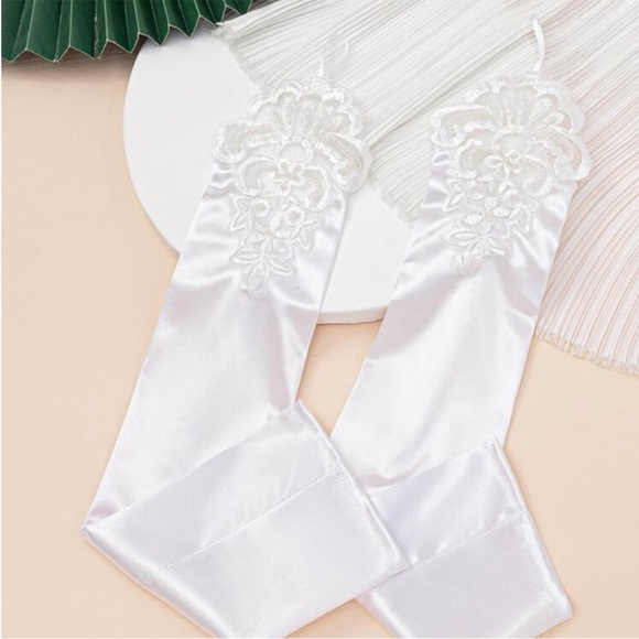 Lace Motif Sew On Angel
Wing Neckline Lace Trim Applique
Embroidery Angel Wing - Picture 9 of 12